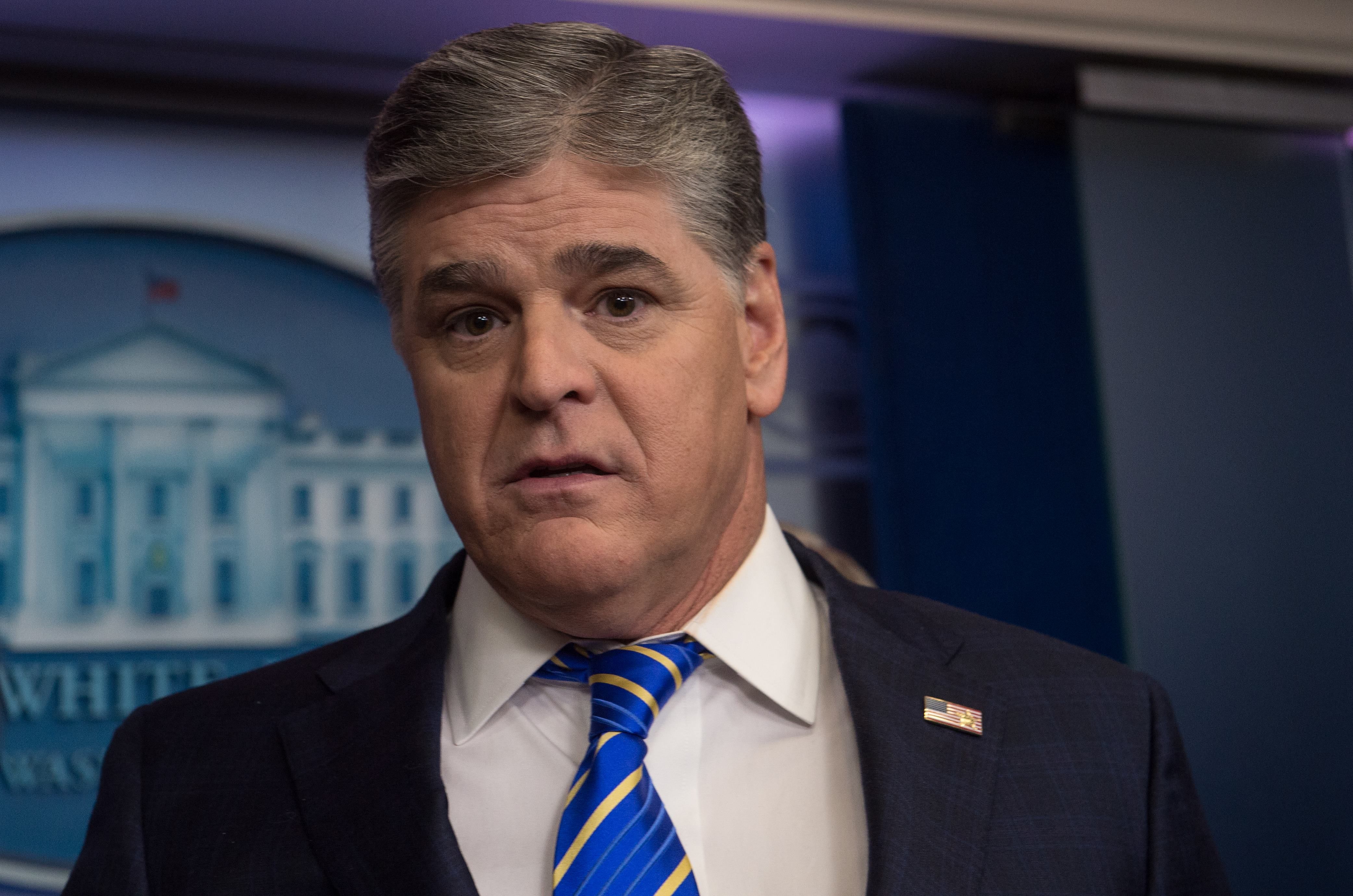Vários patrocinadores derrubaram Sean Hannity em meio a sua defesa de Roy Moore