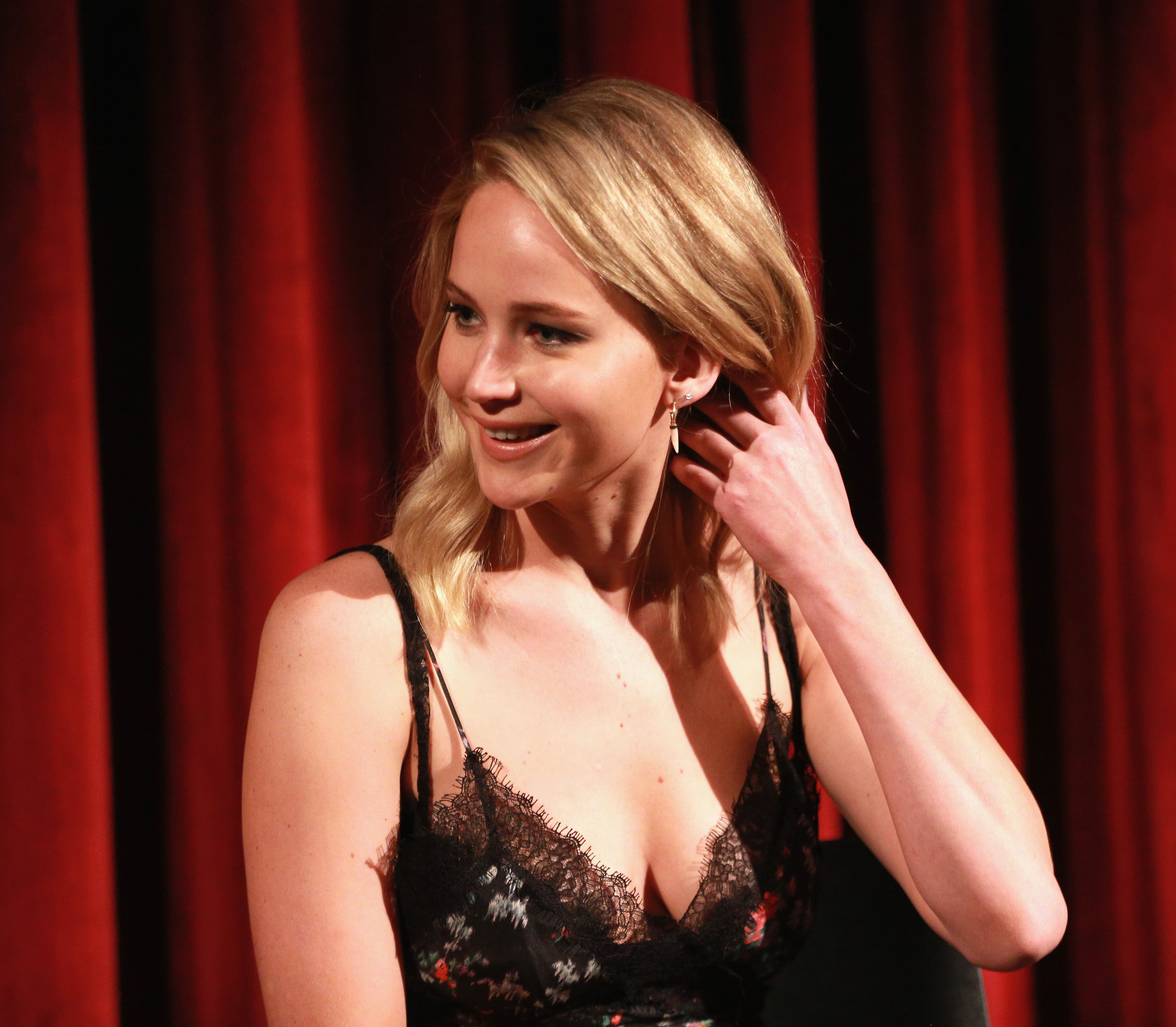 Jennifer Lawrence revela que la productora femenina hizo su alineación de desnudos