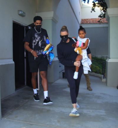   PREMIUM EKSKLUZĪVS: Khloe Kardashian un Tristan Thompson uzņem meitu True māsai Kimai's Paw Patrol premiere as rumors continue about them rekindling their romance. The on-off couple looked happy and relaxed as they joined members of the Kardashian clan for the private screening. Khloe and pro basketball player Tristan were first linked in 2016 when they were spotted spending time together at a nightclub, and they later took a vacation in Mexico. The two confirmed that they were dating that same year and remained very close through much of 2017. The reality television personality eventually confirmed that she was pregnant with the athlete's child that December through a post made to her Instagram account. Kardashian revealed that she was expecting a girl during an episode of Keeping Up With The Kardashians that aired the following year. In 2018, it was reported that Thompson was spotted kissing multiple women in several locations, which surprised the clothing designer. That year, she gave birth to True, and the parents later reconciled following the child's birth. Although the two appeared to be going strong in their new roles as parents, the basketball player, just traded to the Sacramento Kings in California, was later caught cheating with several other women, and the two split up in February of 2019. The pair appeared to mend their relationship over the course of that year and were reportedly on good terms by the beginning of 2020. The parents quarantined together during the early stages of the pandemic, and their romance was eventually resumed last August. Earlier this year, it was reported that the couple was planning on expanding their family in the future, although no solid plans have been revealed as of yet. This past June, it was revealed that Kardashian and Thompson had separated, although they were said to still be on good terms at the time of their split. 12 Aug 2021 Pictured: Tristan Thompson, Khloe Kardashian and daughter True. Photo credit: MEGA Th
