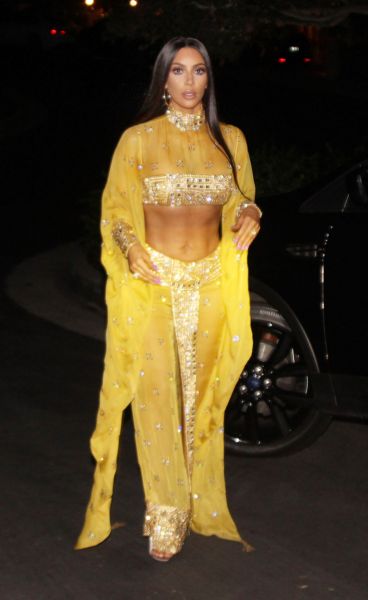   Kim Kardashian își arată curbele ca emblematica Cher în timp ce pleacă la petrecerea Casa Amigos de la Hollywood.
În imagine: Kim Kardashian
Ref: SPL1611756 281017 NEEXCLUSIV
Imagine de: SplashNews.com
Splash News and Pictures
Los Angeles: 310-821-2666
New York: 212-619-2666
Londra: +44 (0)20 7644 7656
Berlin: +49 175 3764 166
photodesk@splashnews.com
Drepturile Mondiale