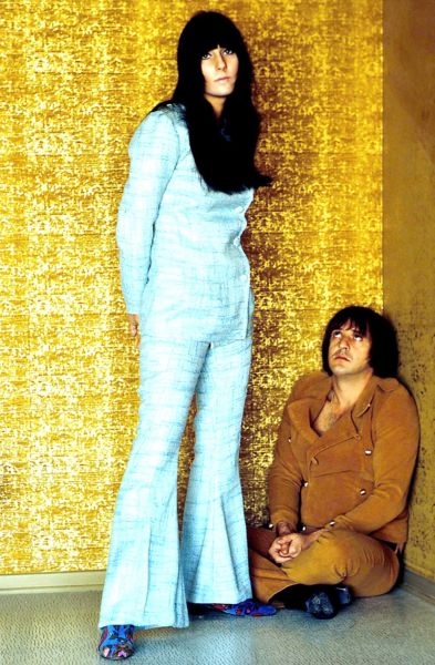   Sonny și Cher poartă pantaloni evazați
Sonny și Cher 1966