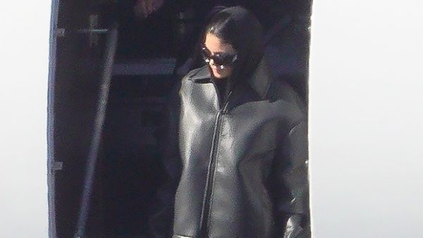 Kylie Jenner alege un mini negru, o jachetă de piele neagră și cizme negre ca ultimul ei look de la Săptămâna modei de la Paris: fotografii