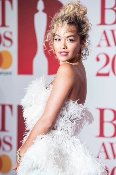   Rita Ora poseeraa valokuvaajille saapuessaan Brit Awards -gaalaan Lontooseen keskiviikkona 21. helmikuuta 2018. (Kuva: Vianney Le Caer/Invision/AP)
