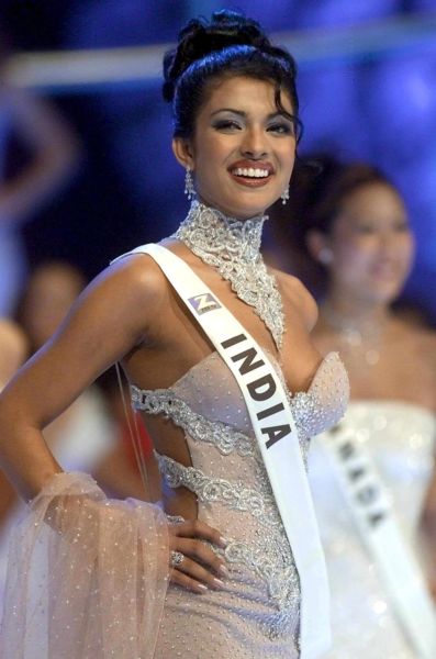   Lontoo Iso-Britannia: 18-vuotias intialainen Priyanka Chopra poseeraa lavalla Miss World -finaalissa Millenium Domessa Lontoossa Torstai 30. marraskuuta 2000 Chopra voitti kilpailun
ERI - marraskuu 2000