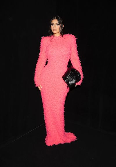   Kylie Jenner pukeutuu kirkkaan pinkkiin Balenciaga Show'ssa Pariisissa. 02.10.2022 Kuvassa: Kylie Jenner. Kuva: TheRealSPW / MEGA TheMegaAgency.com +1 888 505 6342 (Mega Agency TagID: MEGA903392_002.jpg