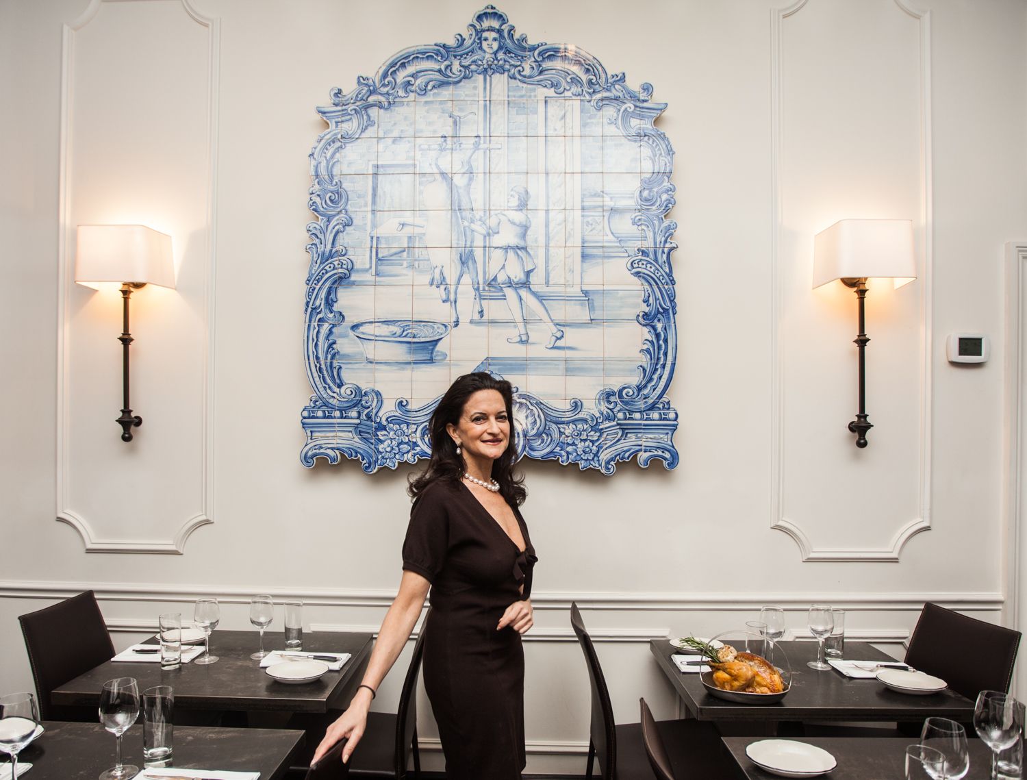 Frau Farkas mit einem portugiesischen Fliesenwandbild in ihrem Restaurant (Foto: Emily Assiran/New York Braganca).
