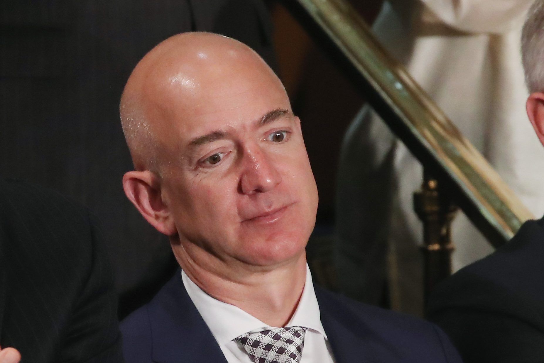 Chaidh Jeff Bezos a phàigheadh ​​$ 81,840 an-uiridh - agus cha robh e air àrdachadh ann am 20 bliadhna