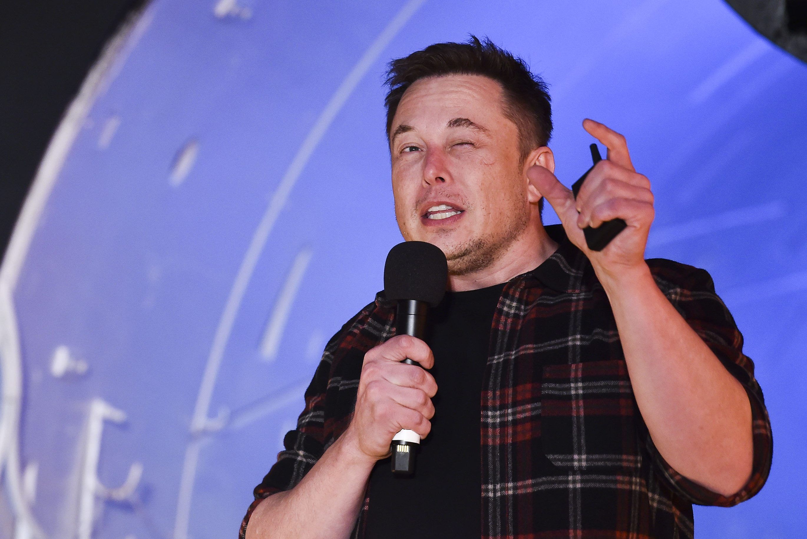 Fhuair Tesla agus Elon Musk aodach an-diugh. Dè thachair? (Ùraichte)