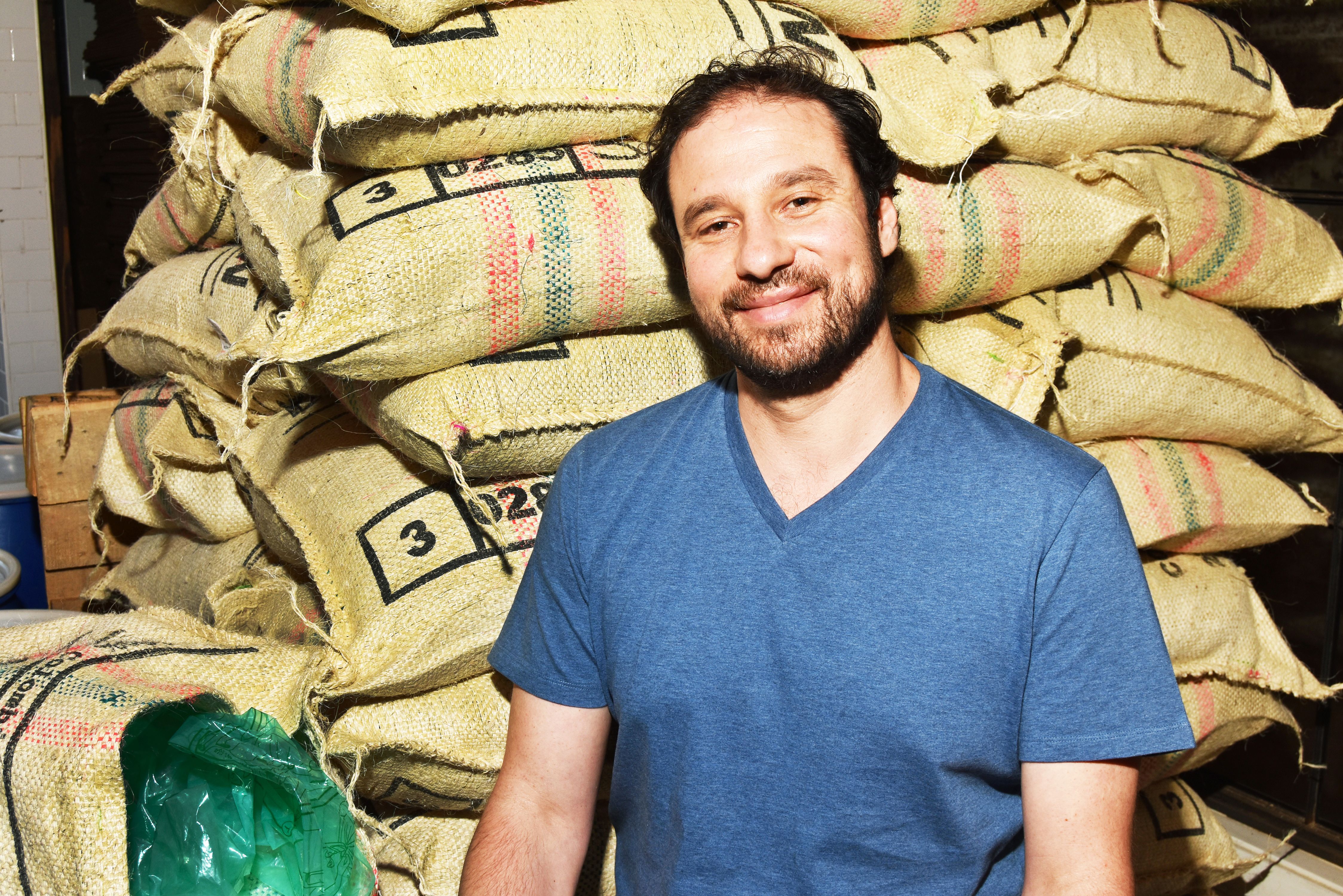 Han köper, exporterar och rostar colombianskt kaffe: Frågor och svar med Devoción-grundaren Steve Sutton