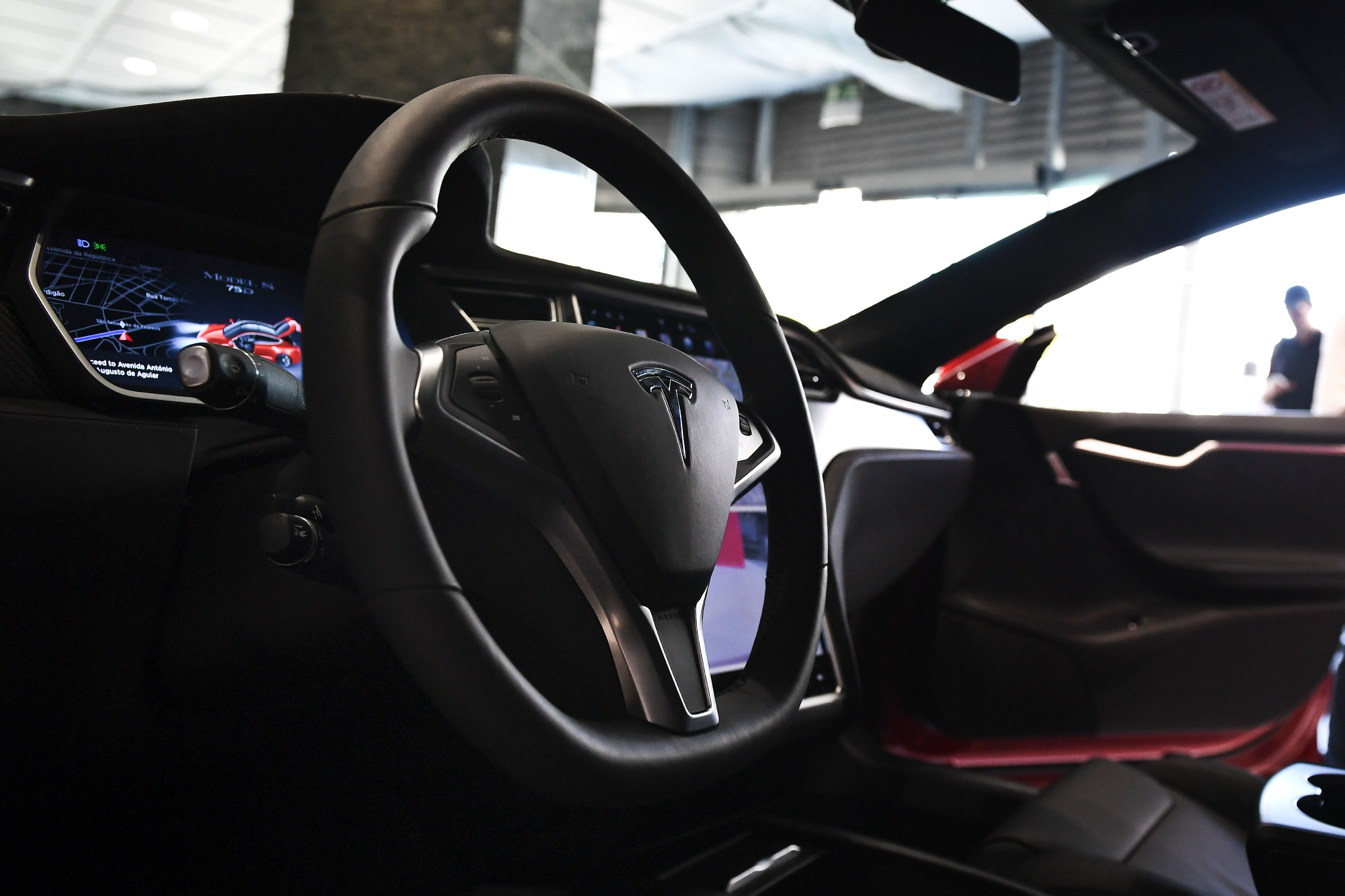 Podívejte se, jak aktualizované nouzové brzdy systému Autopilot Tesla pro cyklisty