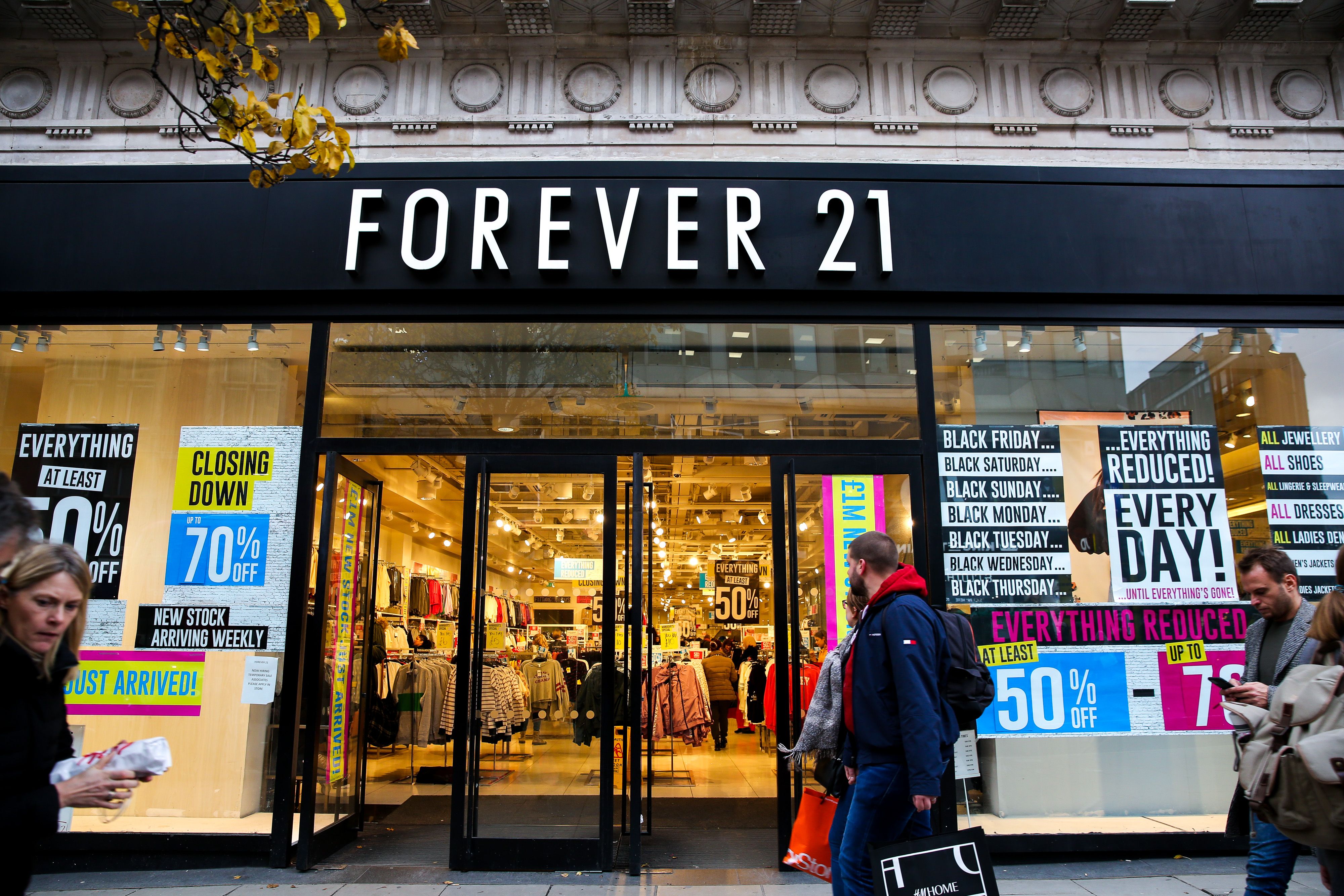 Konkurssissa oleva Fast Fashion Empire Forever 21 myy itsensä 99%: n alennuksella