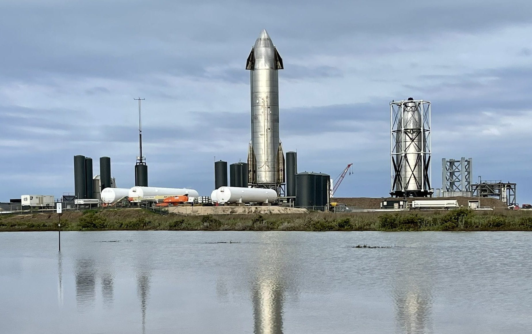 SpaceX asettaa päivämäärän Starshipin ensimmäiselle kiertoradalle, jolla on erittäin raskas tehosterokotus