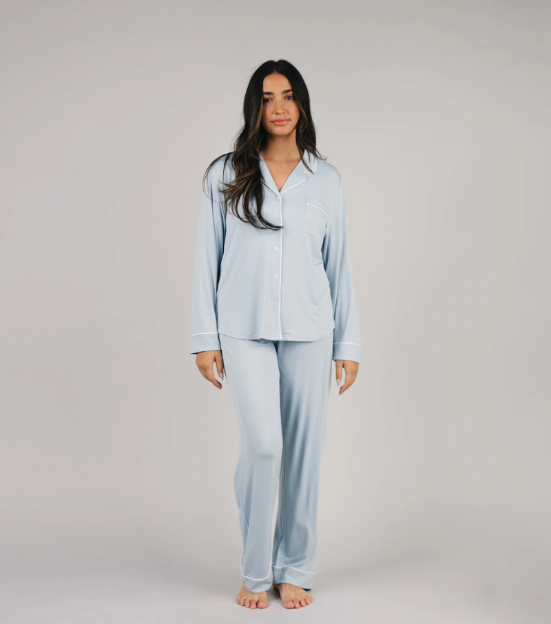   žena nosí modré Cozy Earth Women's Long Sleeve Bamboo Pajama Set in Stretch-Knit