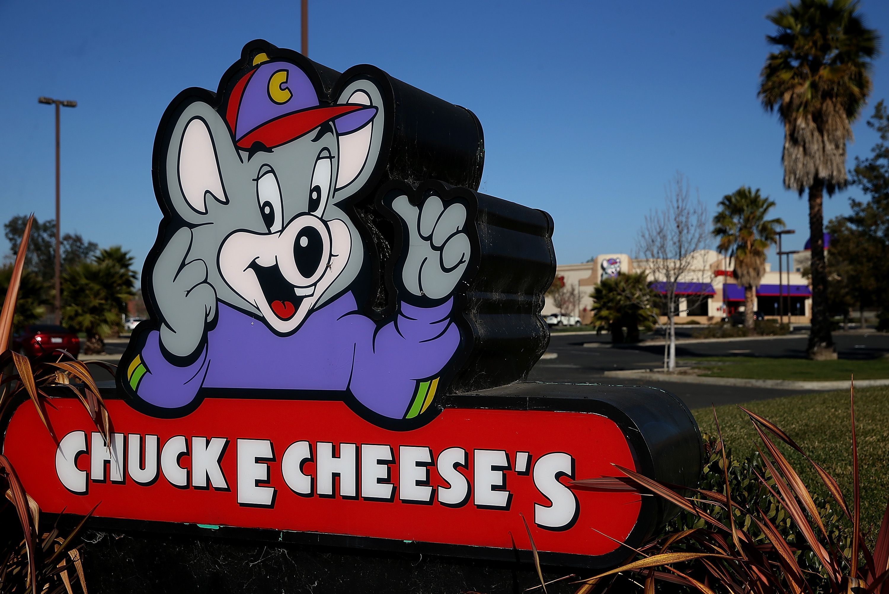 Não, Chuck E. Cheese não está reutilizando sua pizza não consumida