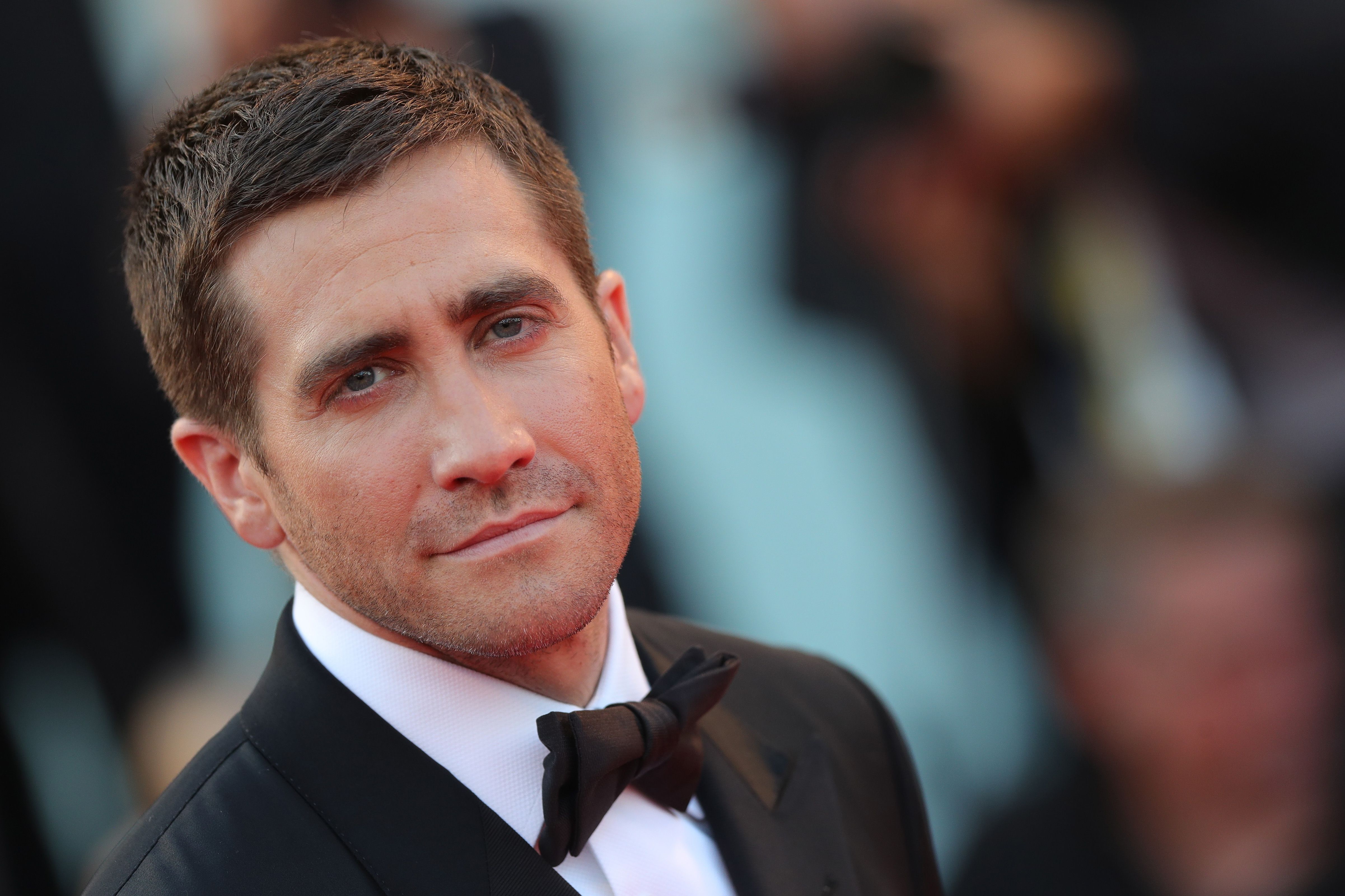 Tha Jake Gyllenhaal a ’gluasad a-steach don togalach as rionnag