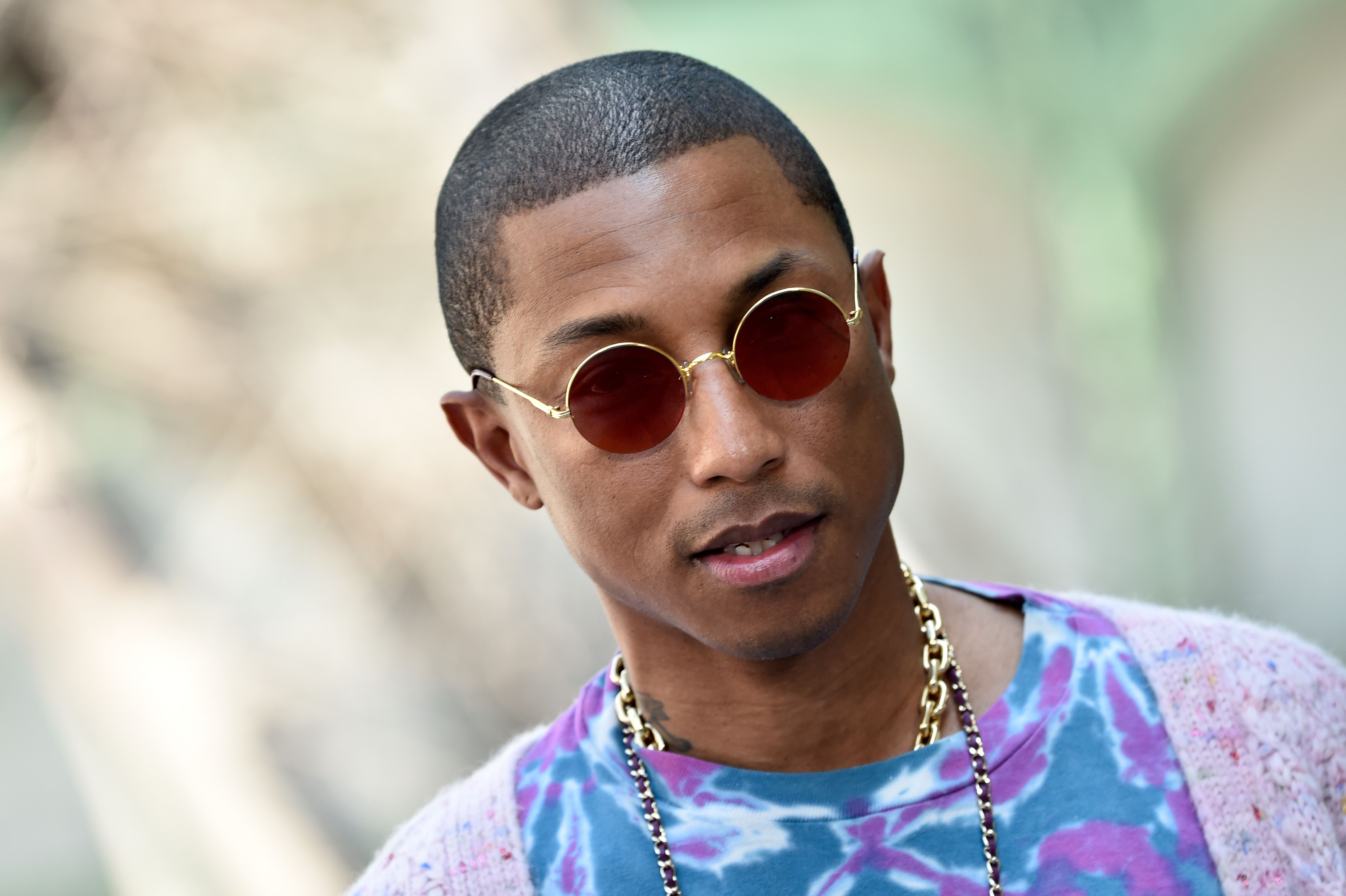 Pharrell Williams finalmente comparte el secreto de su piel juvenil
