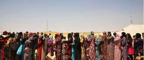 زنان عراقی که توسط مبارزان افراطی از موصل آواره شده اند ، در صف غذا در خزیر عراق ایستاده اند. (عکس: اسپنسر پلات / گتی ایماژ)