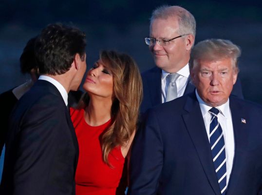   Prim-ministrul canadian Justin Trudeau (L) o îmbrățișează pe Prima Doamnă a SUA, Melania Trump (2-L), în timp ce președintele SUA Donald J. Trump (R) și prim-ministrul australian Scott Morrison (2-R) se uită la fotografia de familie în timpul Summit-ul G7 la Casino din Biarritz, Franța, 25 august 2019. Summit-ul G7 se desfășoară în perioada 24-26 august la Biarritz.
Summit-ul G7 de la Biarritz în Franța, Bayonne - 25 august 2019