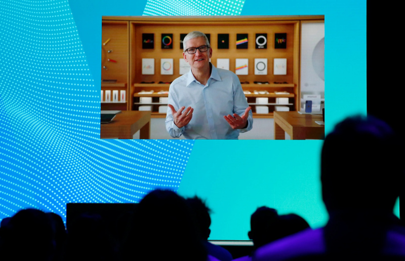   CEO-ul Apple, Tim Cook, se adresează unui public prin intermediul unui ecran video