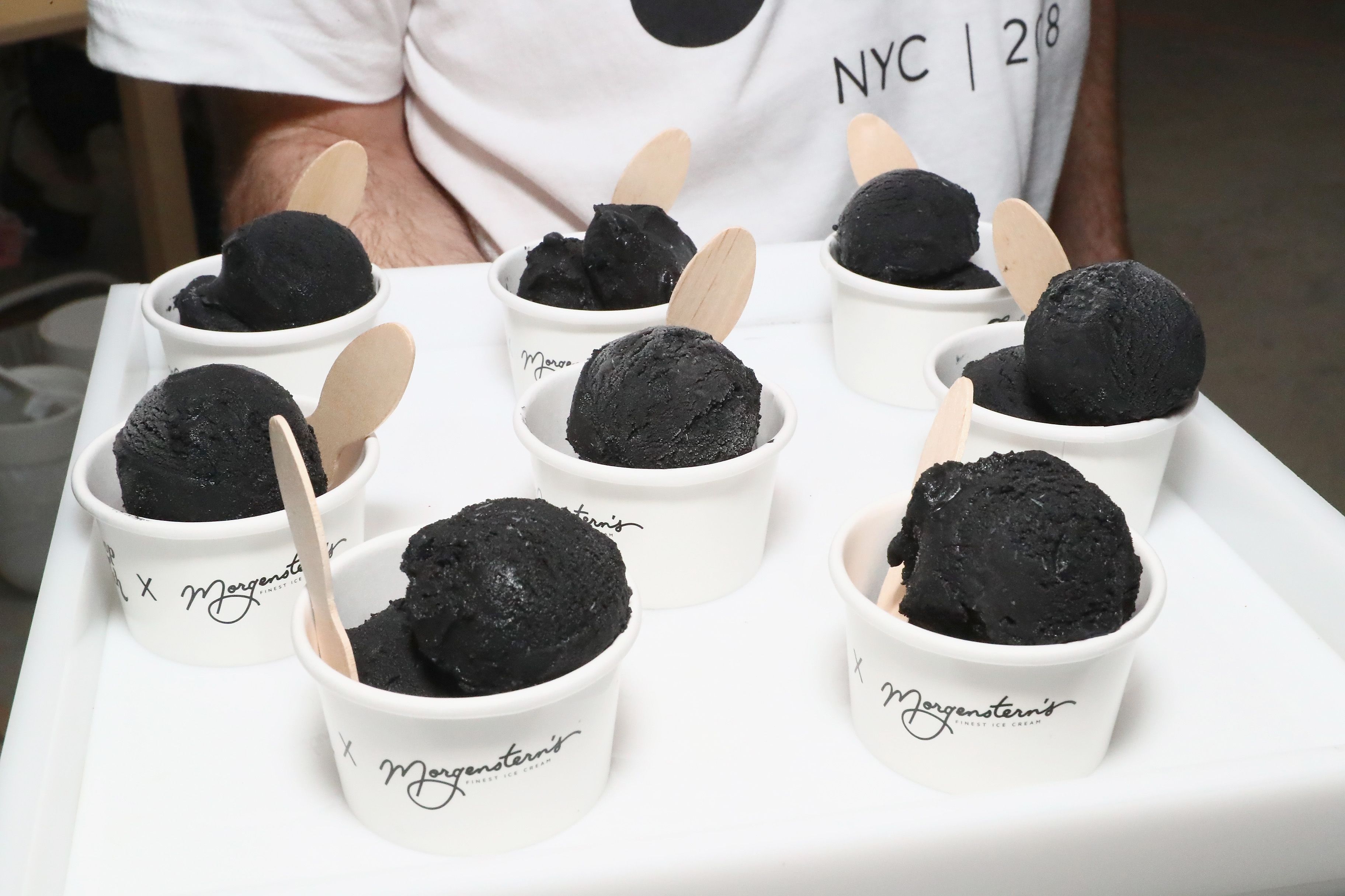 Bye-Bye Black Food: New York City zakazuje aktivní uhlí v jídle a pití