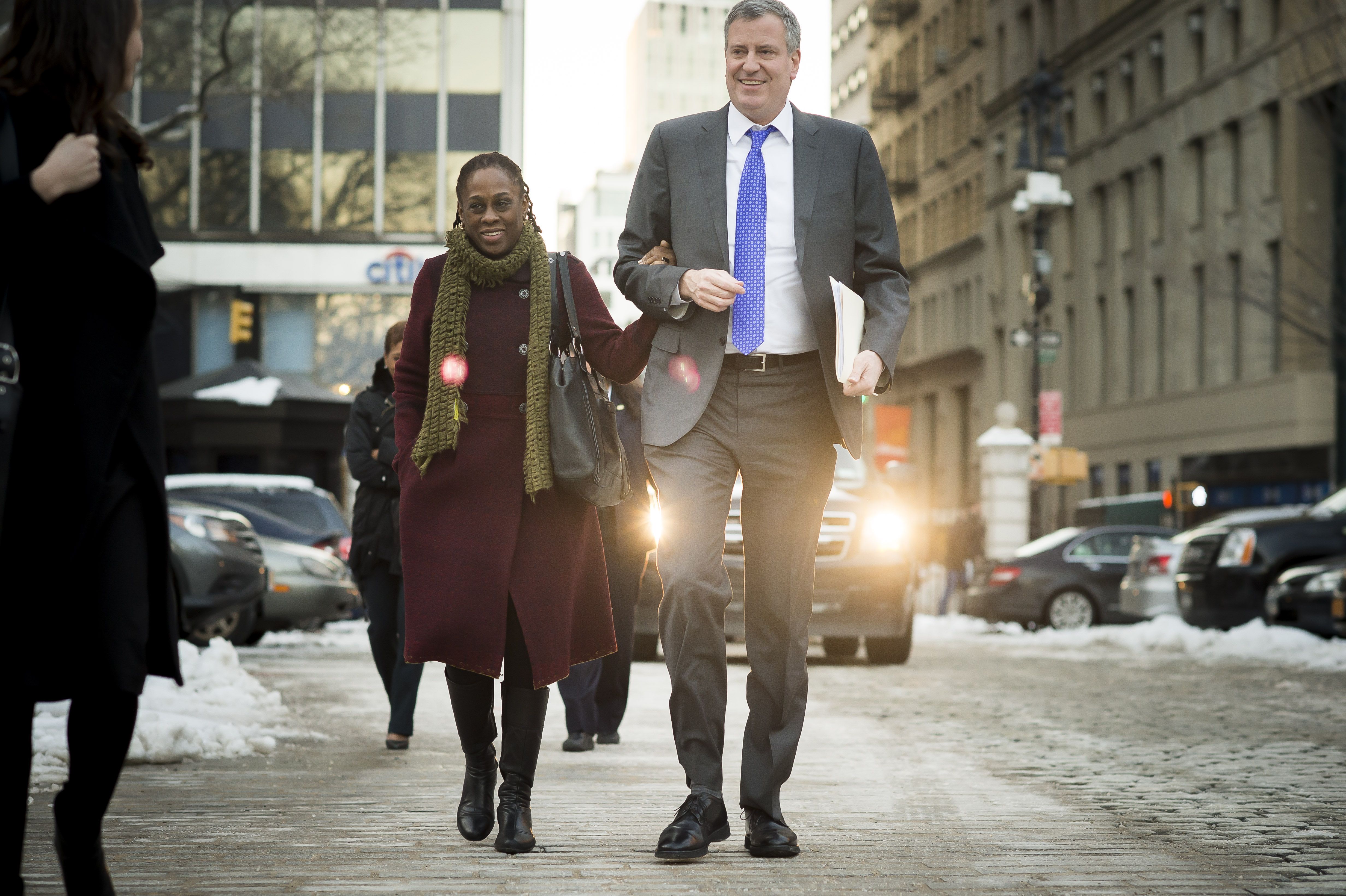 Bill de Blasio mergând pe stradă cu soția sa, Chirlane McCray. (Foto: Rob Bennett / primarul NYC
