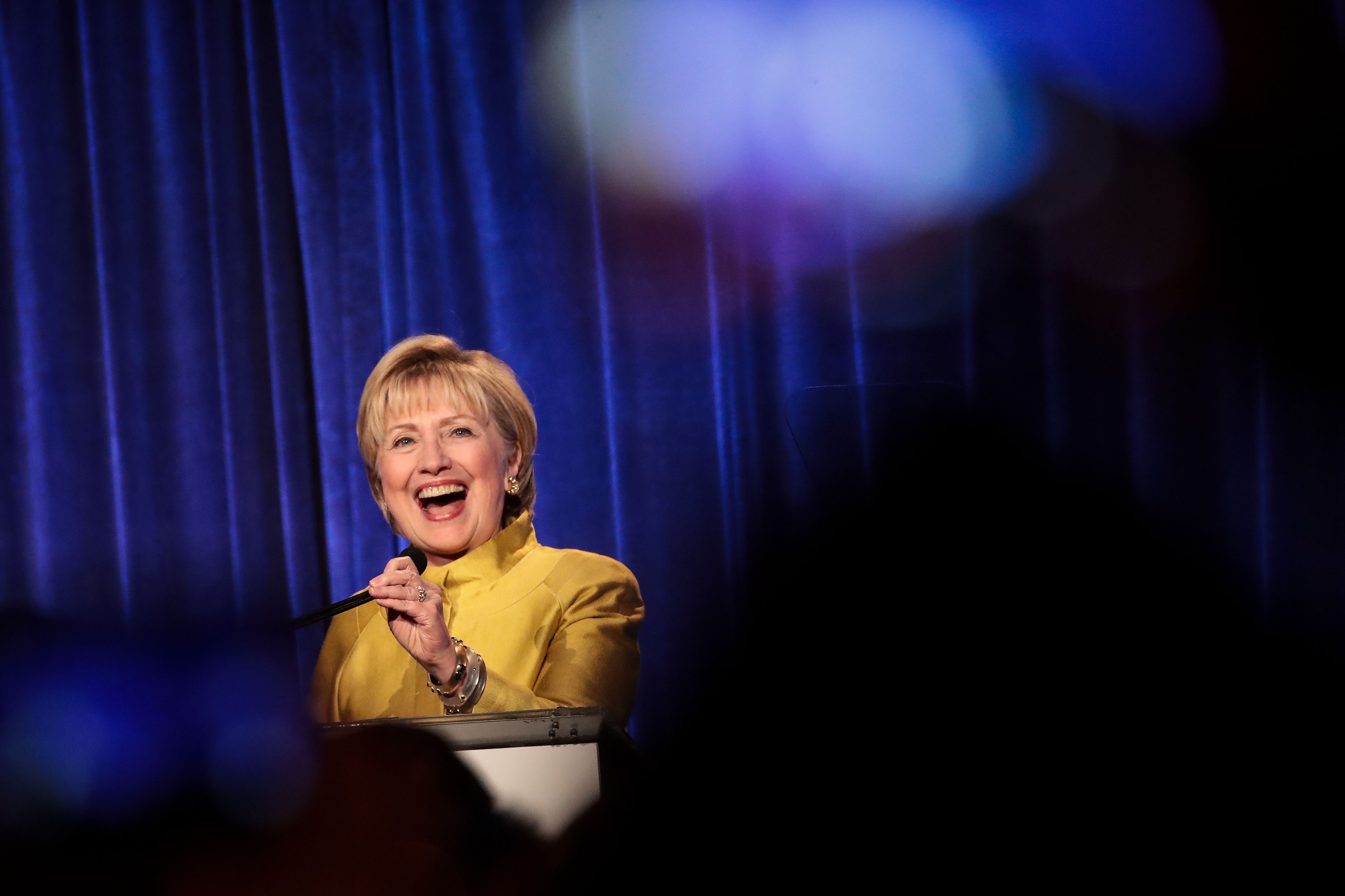 Tha Hillary Clinton air ‘Shattered’ a thoirt taing airson seachdain uamhasach eile
