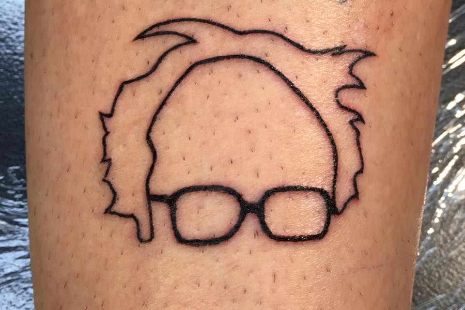 Ilmaisia ​​Bernie Sanders -tatuointeja tarjotaan tatuointikaupoissa ympäri maata