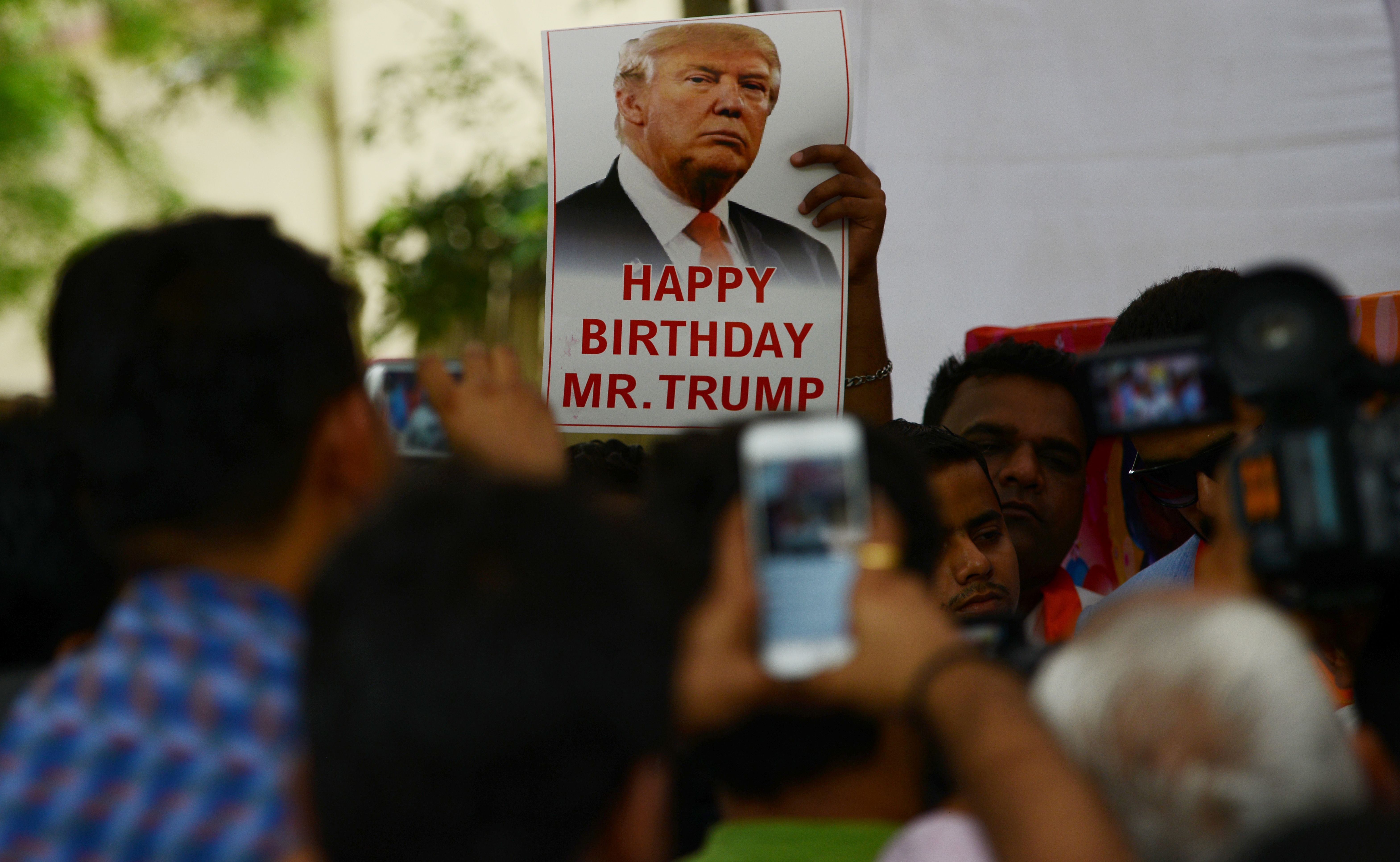 Una storia di e feste d'anniversariu stravaganti di Donald Trump