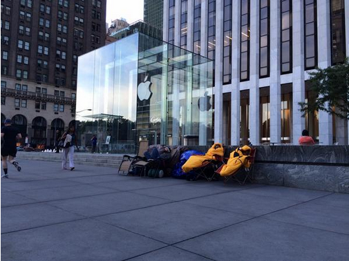 Des gardiens de ligne professionnels ont déjà campé à l'extérieur de l'Apple Store