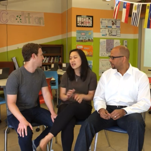 Mark Zuckerberg, Priscilla Chan și Jim Shelton în această după-amiază pe un videoclip live de pe Facebook.
