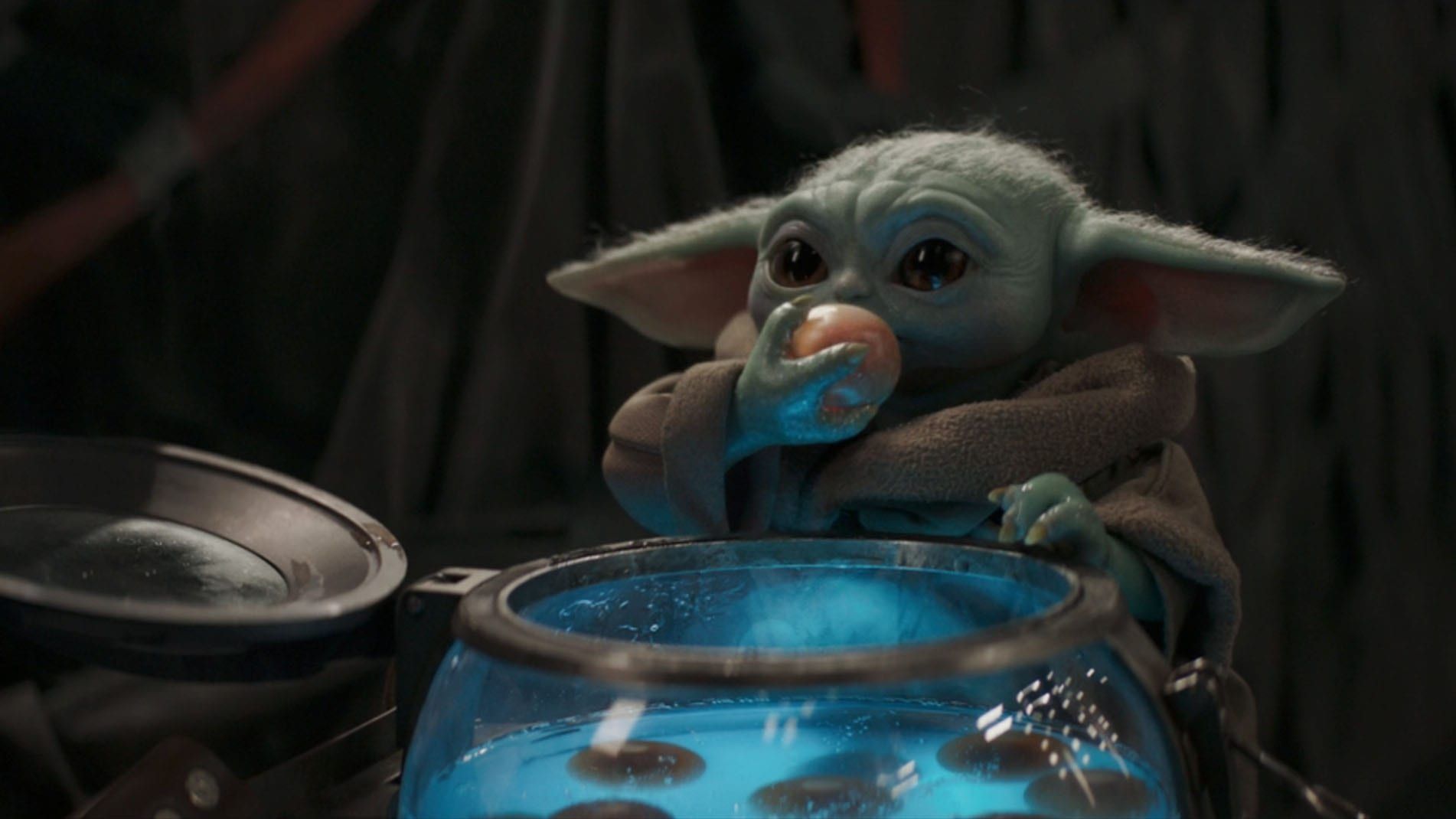 الطفل في فيلم 'Mandalorian' لا يزال طفلًا (Yoda) ويقوم بأشياء أطفال (Yoda)